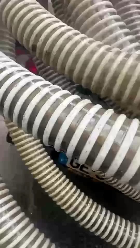 Flexibles d'aspiration annelés prêts à être déroulés