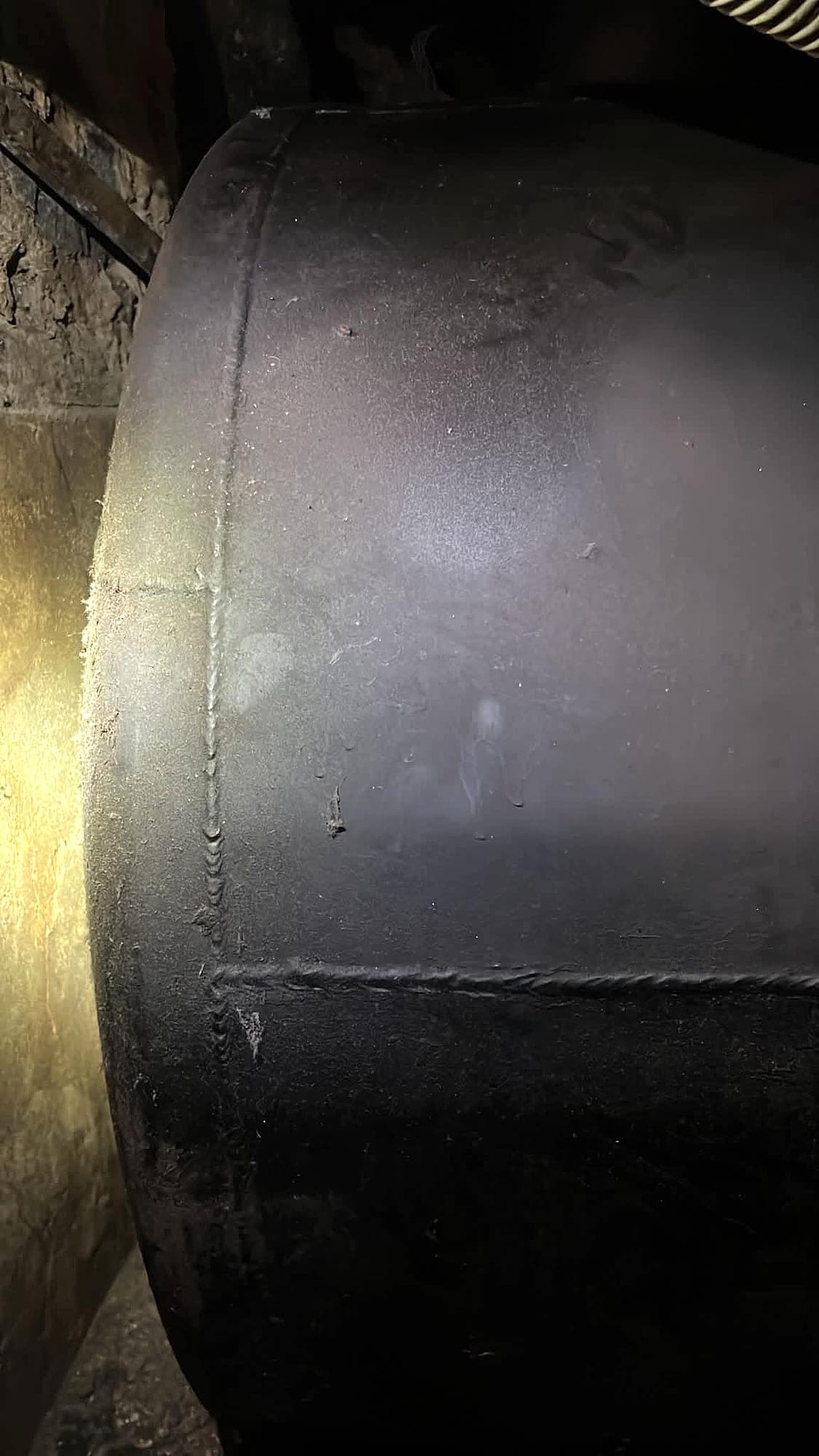 Flanc d'une cuve à fioul en acier, soudures visibles
