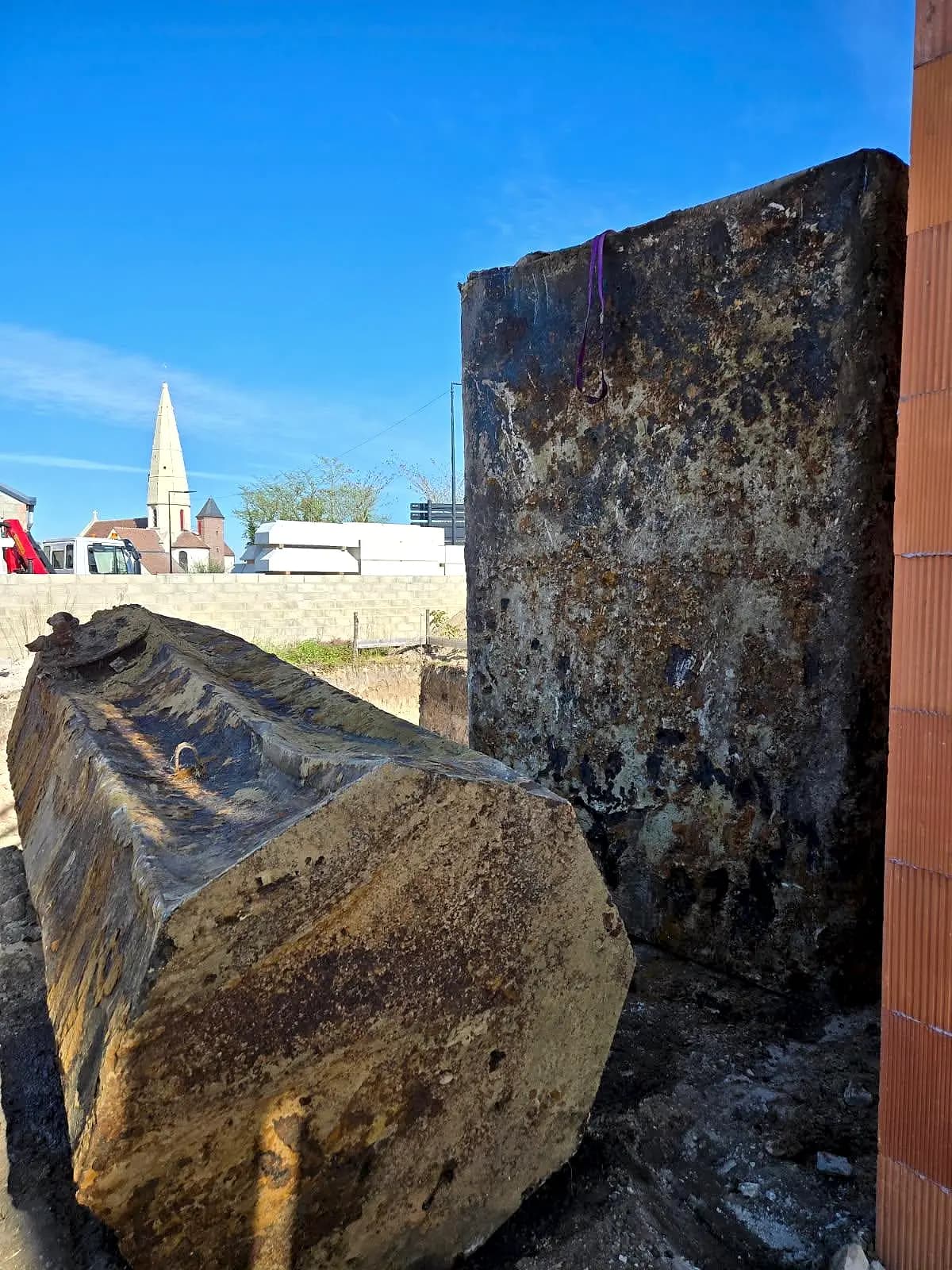 Deux cuves à fioul extraites du sol, posées sur un chantier