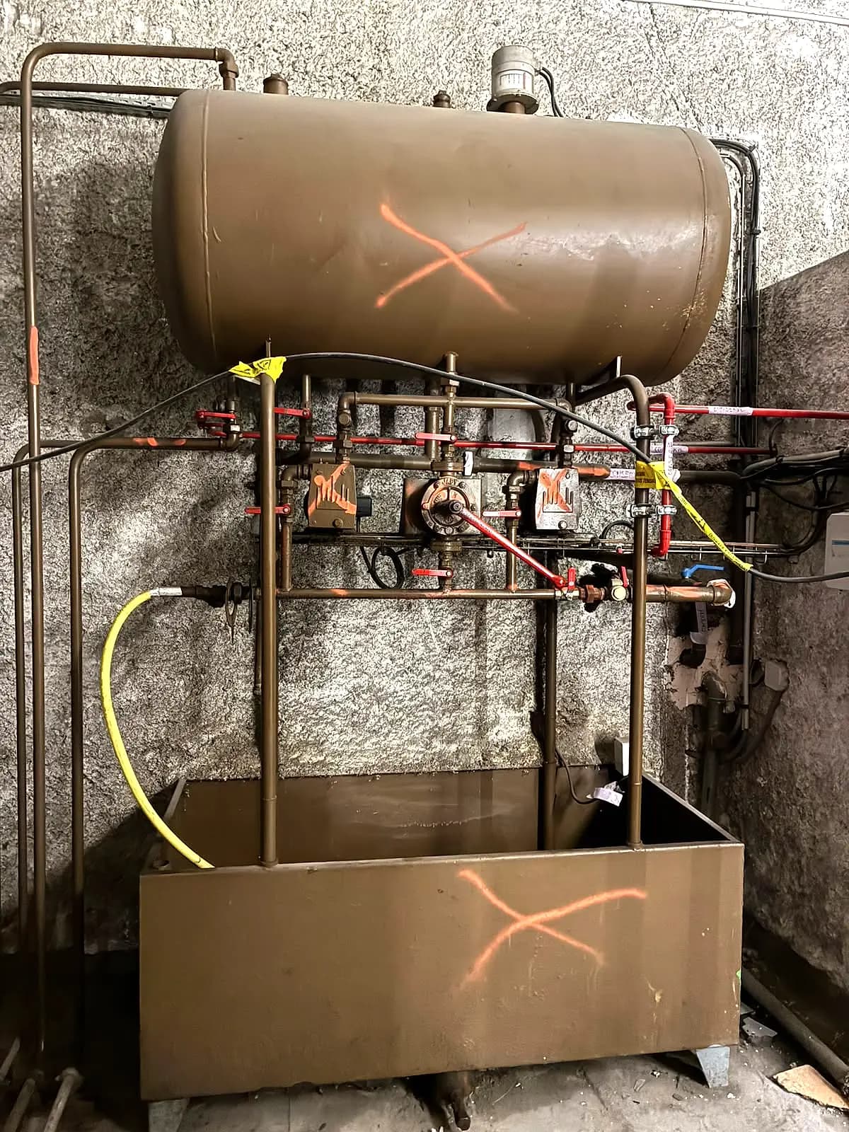 Cuve à fioul cylindrique horizontale en chaufferie, marquée pour mise hors service
